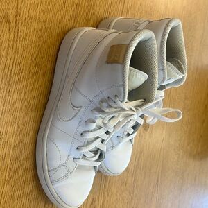 Nike Women’s Court Royale 2 Mid